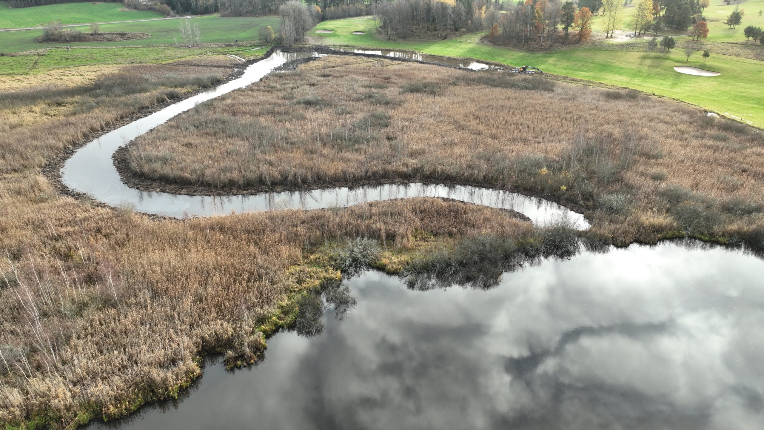 Bild visar grävd vattenspegel och kanal.