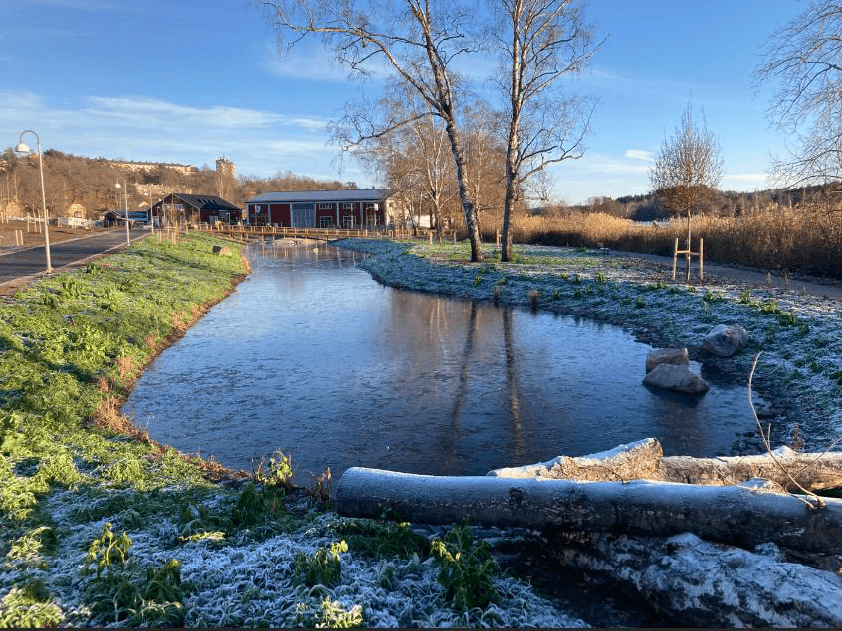 Foto visar damm under entreprenadens slutskede.